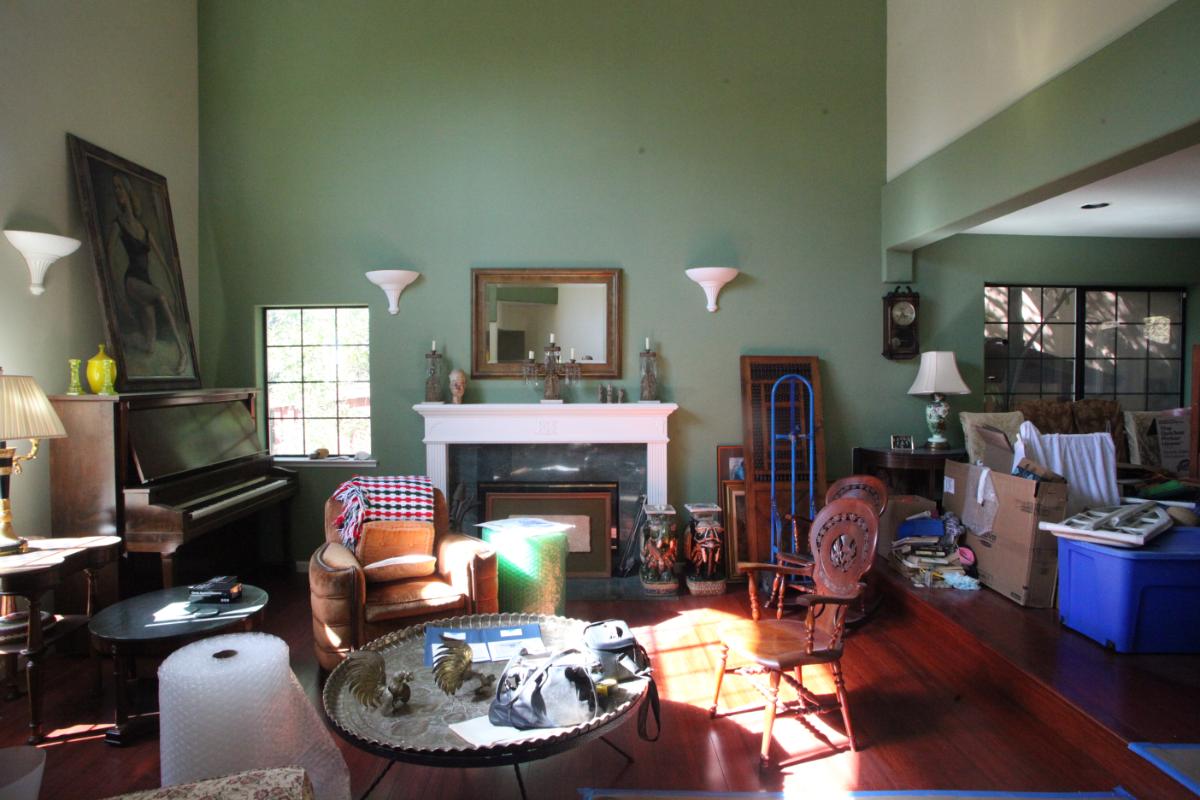4300 Whittle Ave. Oakland Living Room Before