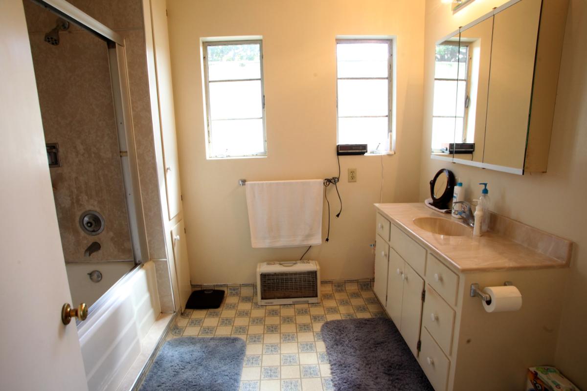 909 Elm Street, El Cerrito Bathroom Before