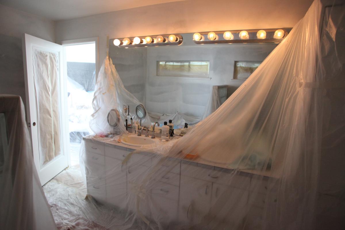 4300 Whittle Ave. Oakland Bathroom Before