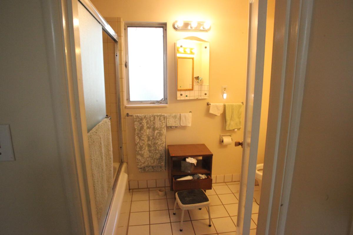 255 Kenyon Avenue, Kensington Bathroom Before