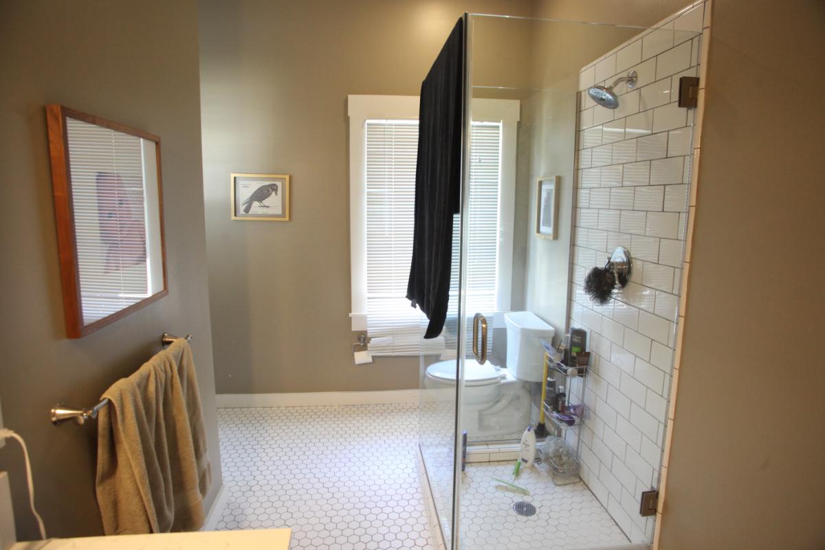 5310 Dover Street, Oakland Bathroom Before