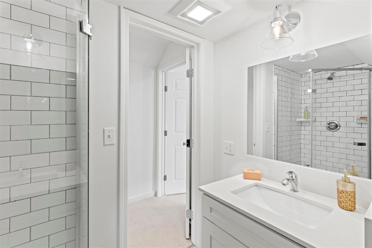 5310 Dover Street bathroom