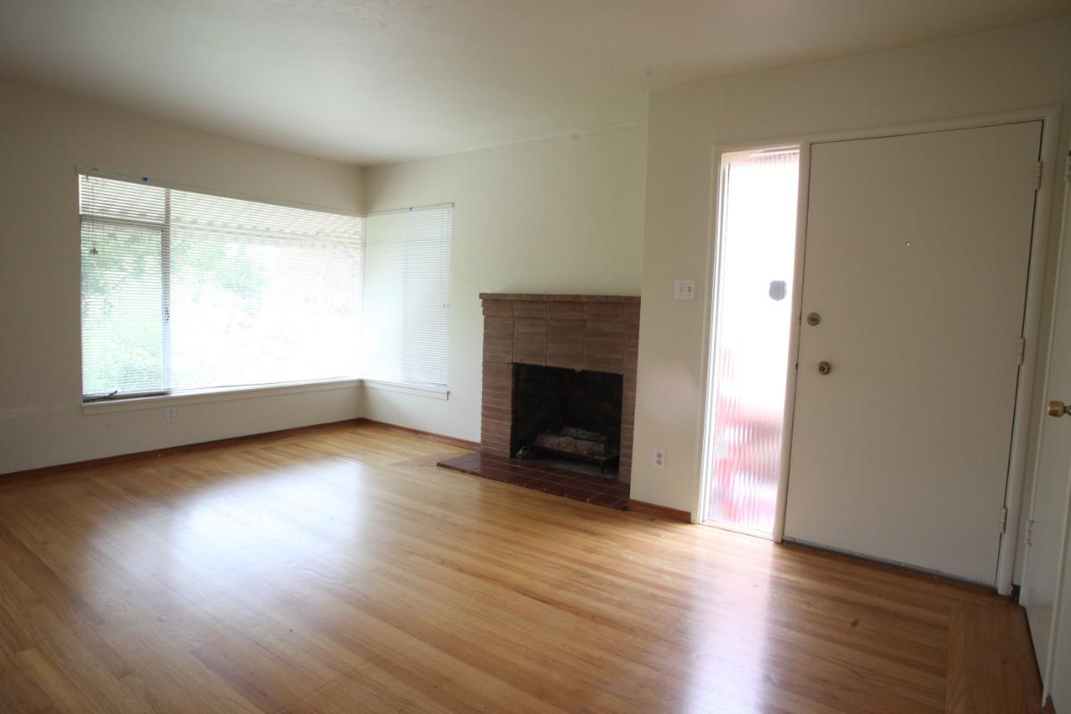 6438 Arlington Blvd, Richmond Living Room Before