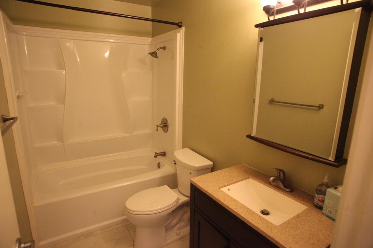 320 Park View Terrace, Oakland Bathroom Before
